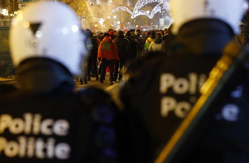 Izgredi po zmagi Maroka, pirotehniko metali med ljudi #video