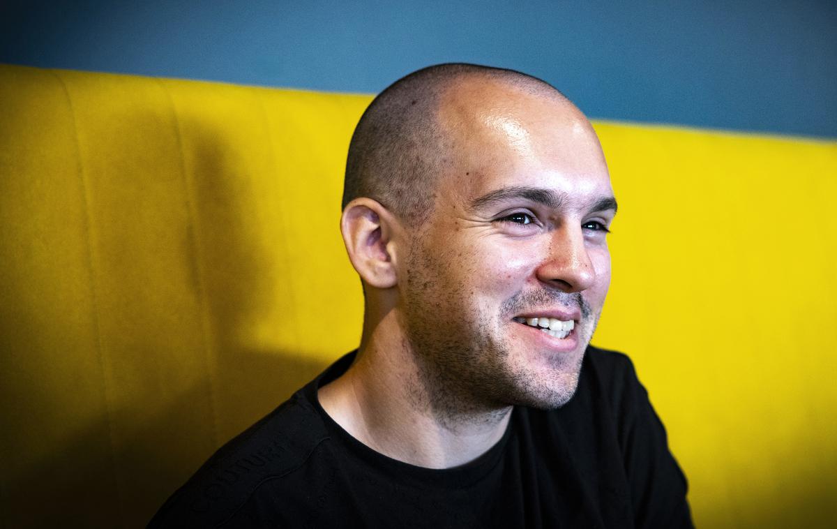 Kristijan Tramte | 23-letni Kristijan Tramte je po neuspešnem poskusu samomora, v katerem je ostal brez dela okončin, našel novo luč v življenju. Danes se ukvarja s tekom, njegov cilj pa je nastop na paraolimpijskih igrah v Los Angelesu leta 2028. | Foto Ana Kovač
