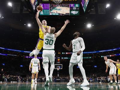 Vrhunski Reaves, a brez Dončića in Jamesa proti Bostonu ni šlo