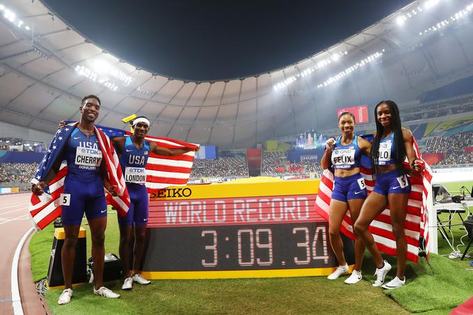 Ameriška mešana štafeta 4x400 metrov, v kateri so tekli Wilbert London, Courtney Okolo, Michael Cherry in Allyson Felix, je postavila nov svetovni rekord. | Foto: Getty Images