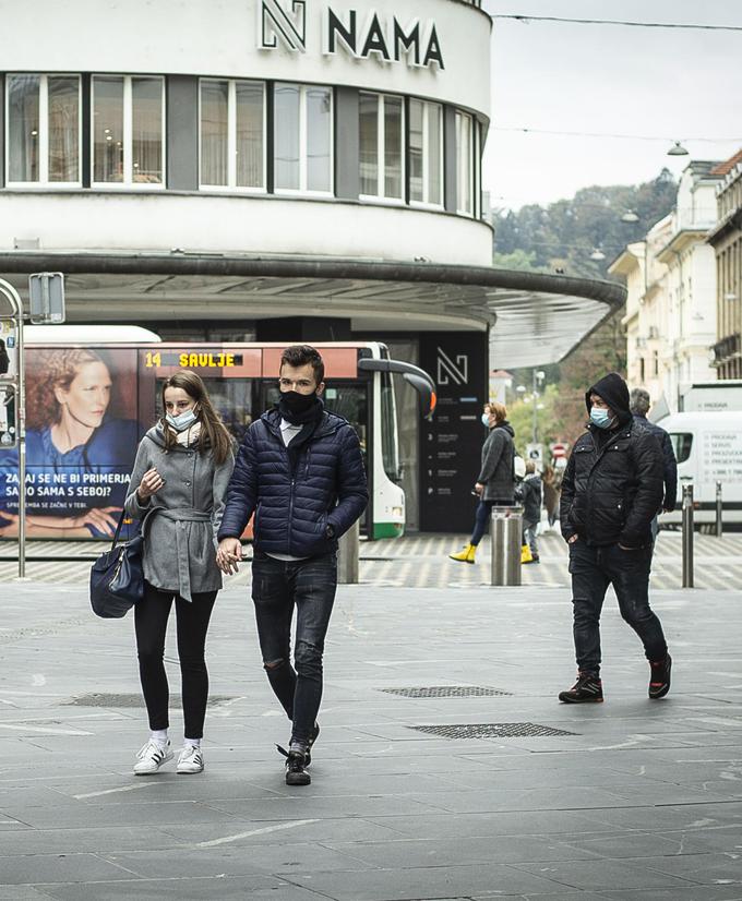 Maske na prostem so zdaj obvezne samo, če ni mogoče zagotavljati primerne razdalje. | Foto: Ana Kovač