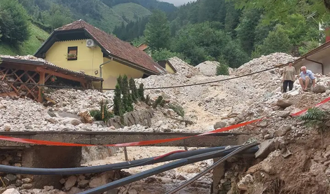 Hiše, ki jih več ni. Stotine prostovoljcev na terenu. Za vse ostale izdana prepoved gibanja