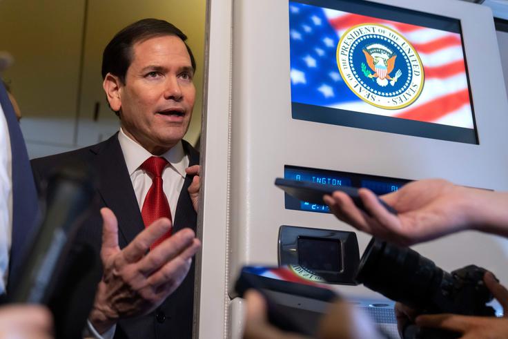 Marco Rubio na krovu letala Air Force One hvali ukrajinsko vojsko, da je najmočnejša v Evropi. | Foto: Guliverimage