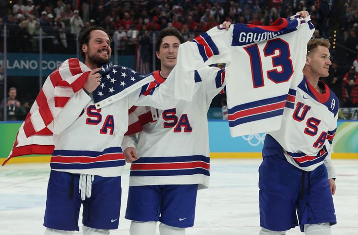 Američani med olimpijskim turnirjem niso nikoli pozabili na pokojnega rojaka, njegov dres jih je vselej spremljal v slačilnici. | Foto: Reuters
