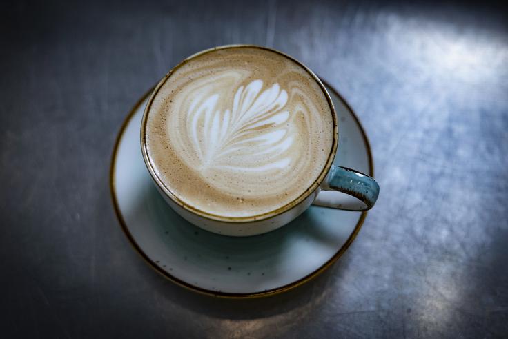 CPI, poklici, strežba, Nina Horvat V času šolanja se dijaki učijo vseh ključnih veščin, od osnovnega protokola pri strežbi do zahtevnejših tehnik, kot so flambiranje, mešanje hladnih pijač in umetnost priprave kave. | Foto: Ana Kovač