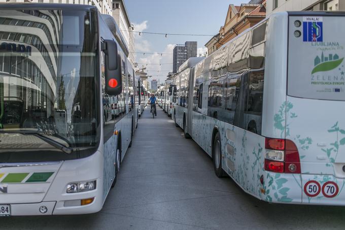 Razlog za zamik priprave zakonodaje, ki bi Uberju odprla vrata v Ljubljano, je v zapletenem urejanju koncesij za javni potniški promet, pravijo na ministrstvu. V poročilu računskemu sodišču, ki je zahtevalo spremembe koncesij, navajajo, da bodo novelo v javno obravnavo poslali do letošnjega avgusta. | Foto: Bojan Puhek
