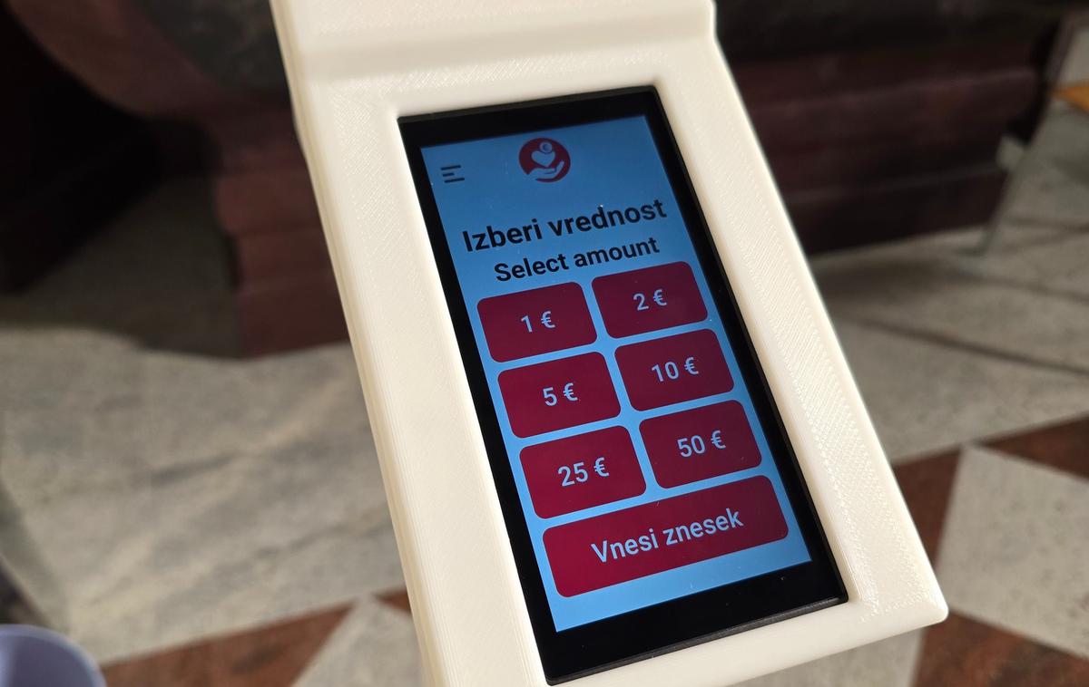 cerkev, pos terminal | Medtem ko je darovanje prek POS terminala v tujini prisotno že dlje časa, zaenkrat v Sloveniji to omogočajo v blejski in mariborski župniji ter po novem v Župniji sv. Lenarta v Slovenskih goricah. | Foto Župnija sv. Lenart v Slovenskih goricah/Facebook