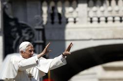 Papež zaupa svojim sodelavcem, kritičen do medijev