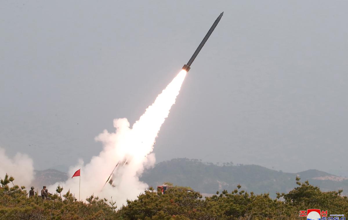 raketa severna koreja | Severna Koreja je že v soboto izstrelila več izstrelkov kratkega dosega proti Japonskemu morju. Namen poskusa, ki ga je nadzoroval Kim, je bilo testiranje pripravljenosti in natančnosti orožja. | Foto Reuters