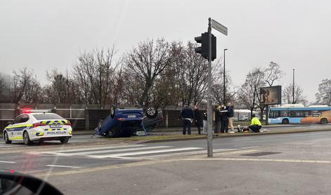 Hujša prometna nesreča v Ljubljani, voznik pobegnil