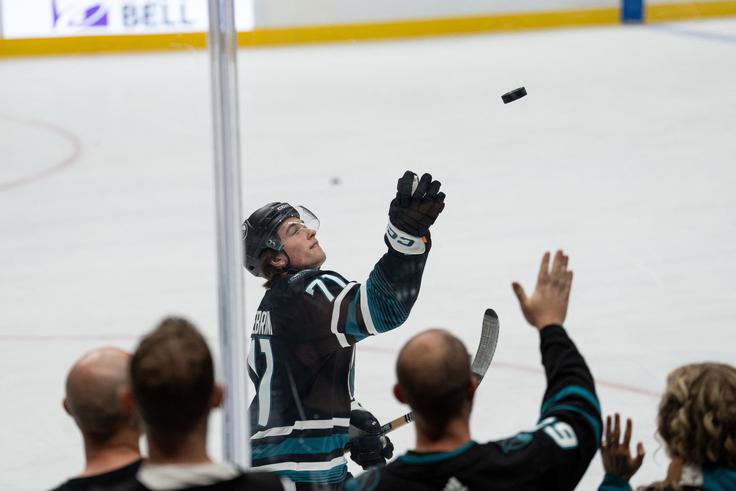 Svojo prvo priložnostna ledu je dočakal tudi 18-letni novinec Michael Misa, ki je ob premieri na ledu odigral dobrih 15 minut. | Foto: Reuters