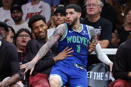 Bizarno dogajanje v ligi NBA, navijači se čudijo in smejijo sodnikom