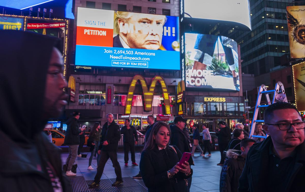 ustavna obtožba, Donald Trump | Na fotografiji je prikazan oglas na Times Squaru v New Yorku s pozivom k peticiji za ustavno obtožbo zoper Donalda Trumpa, ki ga je novembra 2017 naročil in plačal milijarder Tom Steyer. | Foto Guliverimage