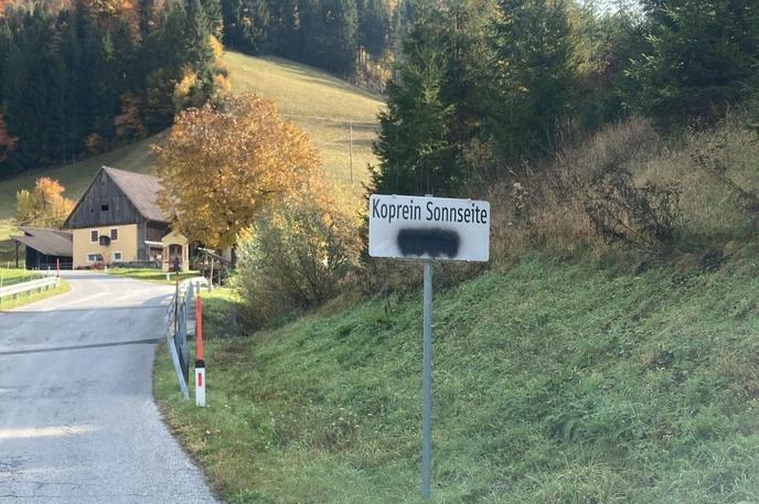 Železna Kapla | Kot je razvidno s fotografij, so storilci premazali slovenske napise na tablah za Železno Kaplo in Pliberk. | Foto Narodni svet koroških Slovencev