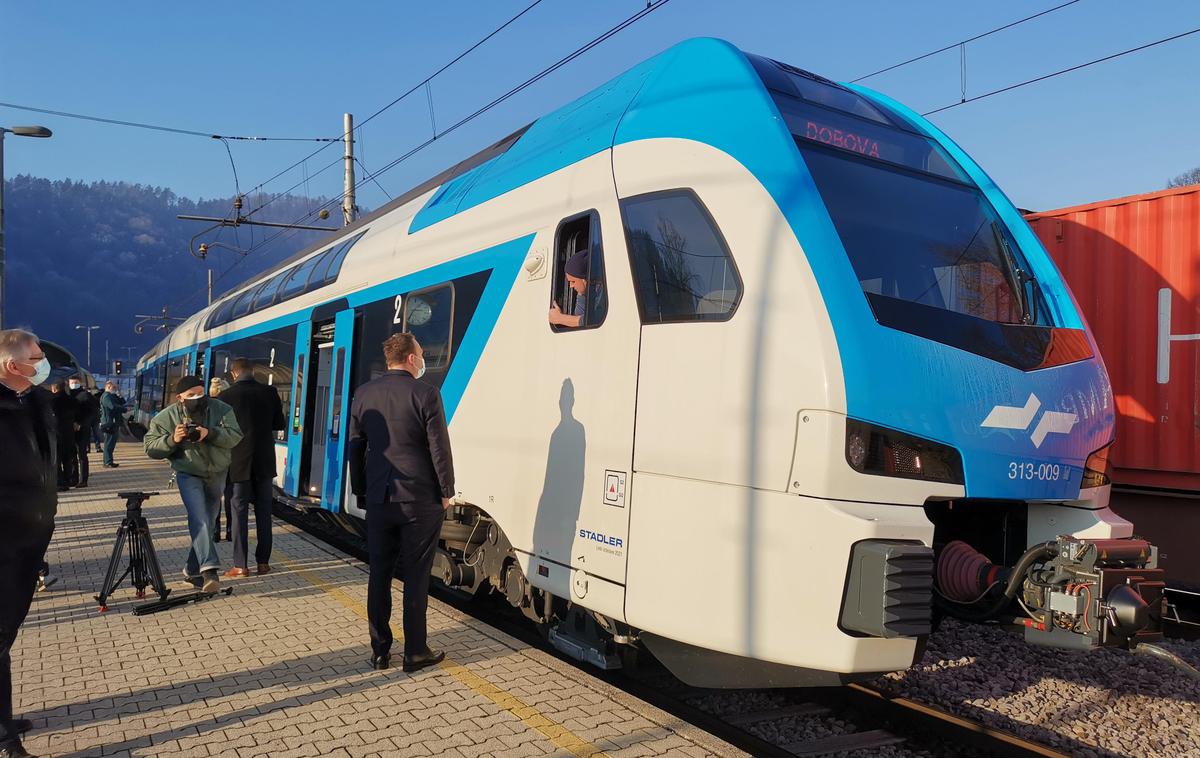 Dvonadstropni vlak, Litija, železnice | Dvonadstropni električni vlak Stadler na postaji Litija | Foto Srdjan Cvjetović