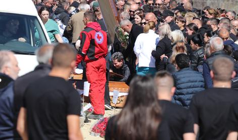 Pretresljivo. Žalujoče so s pokopališča vozili z reševalnimi vozili. #video #foto