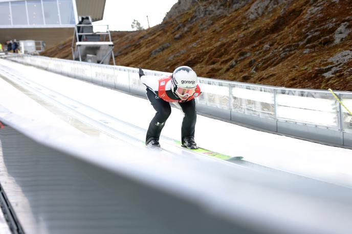 Nika Vodan Vikersund 2026 | Nika Vodan je petkove kvalifikacije končala tik za najboljšo trojico. Kako ji bo šlo na prvi preizkušnji ta konec tedna? V prvi seriji se je izkazala in postavila osebni rekord. Osvojila je nehvaležno četrto mesto. | Foto Reuters