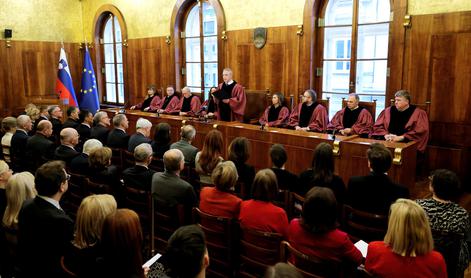 Ustavno sodišče razveljavilo del gradbenega zakona glede objektov daljšega obstoja