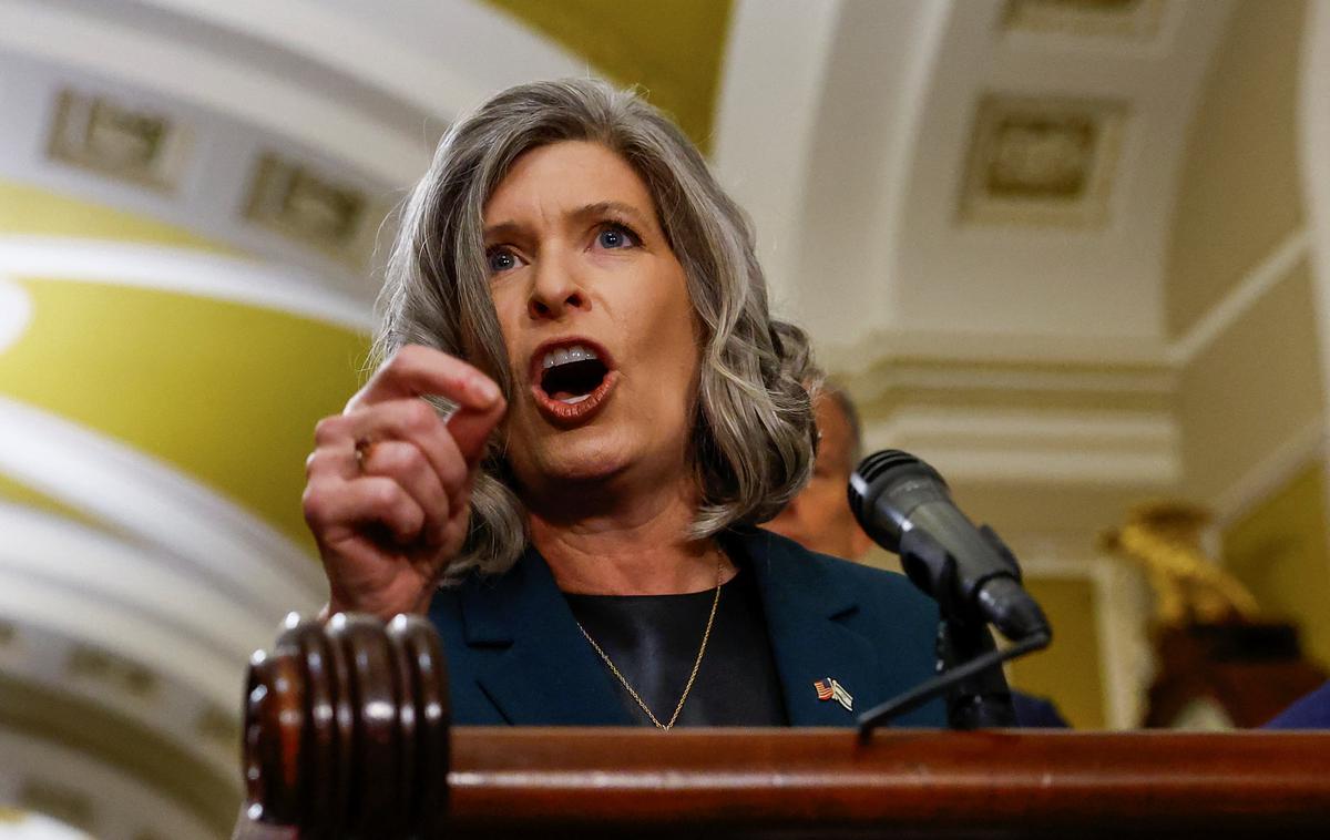 Joni Ernst | Zadnje dni najbolj odmeva primer republikanske senatorke Joni Ernst iz Iowe, ki se je prejšnji teden naveličala kritik volivcev zaradi predloga zmanjšanja porabe za zdravstveno zavarovanje manj premožnih in jim je zabrusila, da bodo na koncu tako ali tako vsi umrli, je poročala televizija ABC. | Foto Guliverimage
