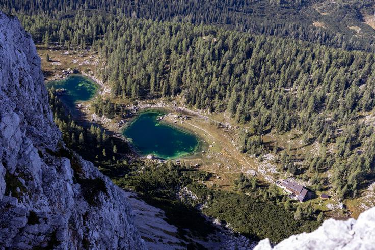 Pogled z Male Tičarice na Dvojno jezero in koči pri Triglavskih jezerih. | Foto: Matej Podgoršek