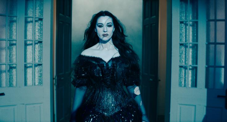 Kamera ljubi Monico Bellucci. To pot še toliko bolj, ker je režiser Tim Burton njen novi partner (spoznala sta se na snemanju) in jo prikaže v še boljši luči. | Foto: Blitz Film & Video Distribution