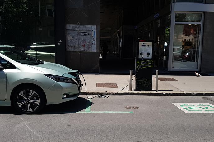 elektrika polnilnica | Vse več slovenskih mest vlaga v postavitev električnih polnilnic.Večinoma pa so to zelo počasne (šibke) polnilnice z izmeničnim tokom. | Foto Gregor Pavšič