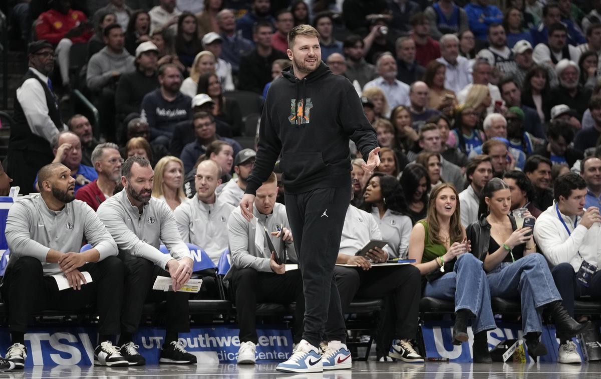 Luka Dončić | Luka Dončić je četrtkovo tekmo s Clippersi spremljal z roba igrišča. | Foto Guliverimage