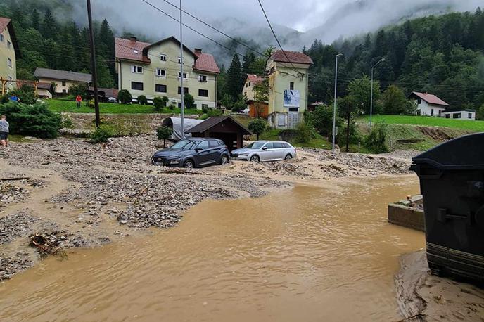 Poplave | Voda je nosila vse pred seboj, tudi vozila. | Foto Neurje.si / Facebook