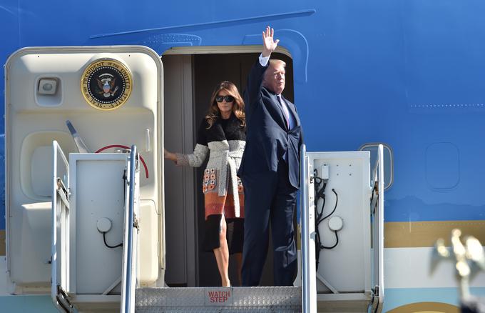 Donald in Melania Trump ob prihodu na uradni obisk na Japonsko. | Foto: Reuters