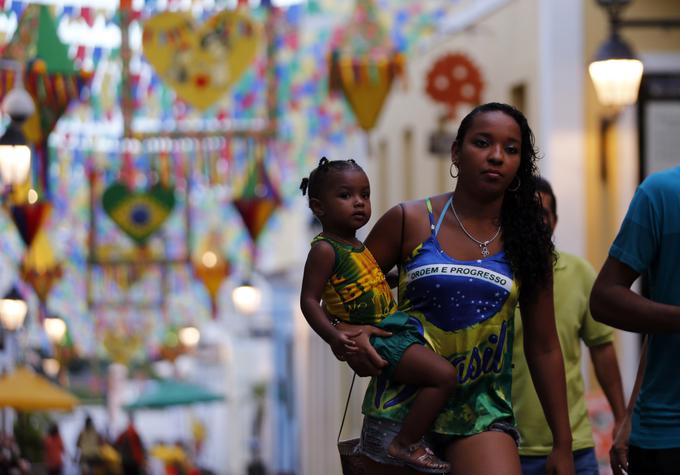 Ob zadnjem popisu prebivalstva se je slaba polovica Brazilcev izrekla za belopolte, okoli 43 odstotkov za mešano raso in dobrih sedem odstotkov za temnopolte. | Foto: Reuters