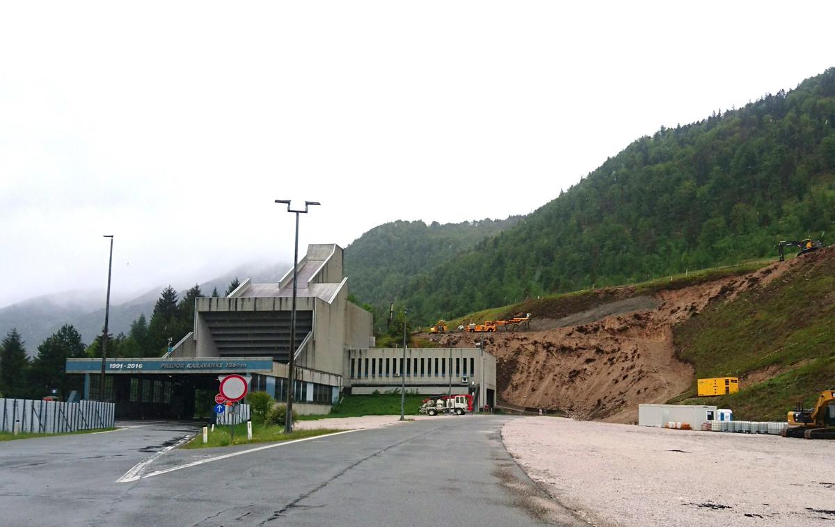 Gradnja druge cevi na Karavankah | Turški Cengiz, ki gradi drugo cev predora Karavanke, v Slovenijo zaradi epidemije covid-19 ne more pripeljati delavcev iz Turčije. | Foto DARS