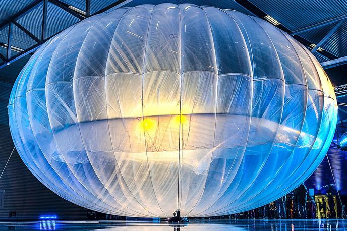 Google, Laboratorij X | Podjetje X oziroma tako imenovani Googlov laboratorij X že desetletje raziskuje in razvija futuristične koncepte, kot so globalni širokopasovni internet s stratosferskimi baloni (propadel januarja letos), samovozeči in leteči avtomobili, energetika prihodnosti z uporabo staljene soli in vetrnih elektrarn na osnovi letečih zmajev, pametne kontaktne leče in strojno učenje. | Foto Wikimedia Commons