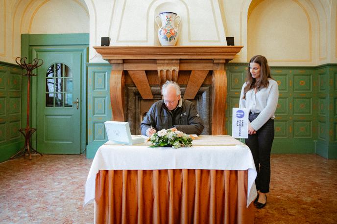 Werner Herzog v Postojnski jami | Werner Herzog ob vpisu v knjigo slavnih obiskovalcev Postojnske jame | Foto Leila Lisjak