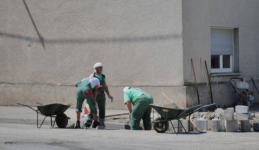 Vročinski val: to morajo delodajalci zagotoviti delavcem