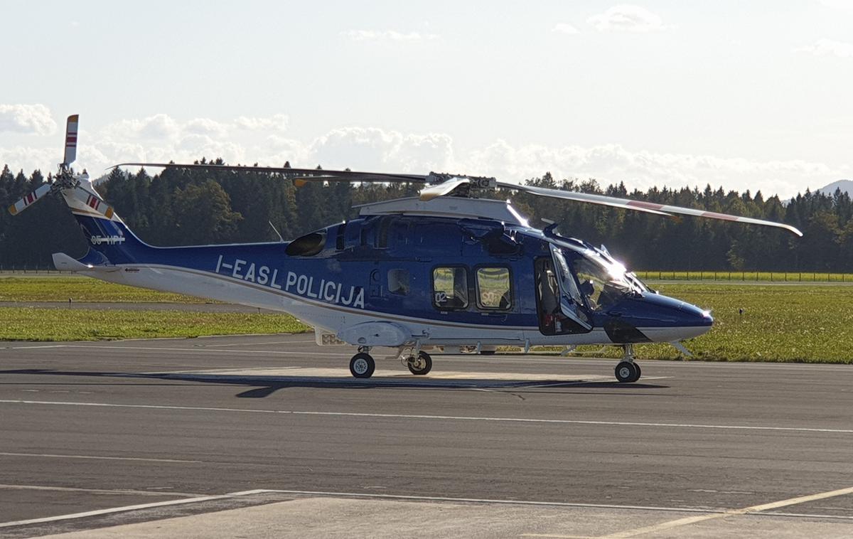 slovenska policija helikopter | Kot navajajo v uradu predsednice, o načinu prevoza odločajo pristojne varnostne službe, pri čemer gre za ukrepe, ki veljajo za vse varovane osebe. Po navedbah medijev so varnostniki v tem primeru zaradi operativno-taktičnih razlogov zaprosili za uporabo policijskega helikopterja, odločitev pa je bila odobrena na podlagi strokovne ocene pristojnih služb. | Foto Metka Prezelj