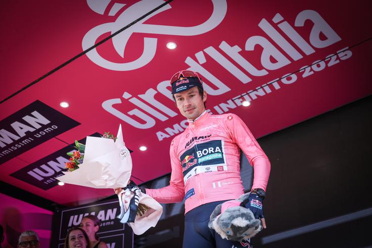 Primož Roglič je že drugi dan Gira v rožnati majici. | Foto: Ana Kovač