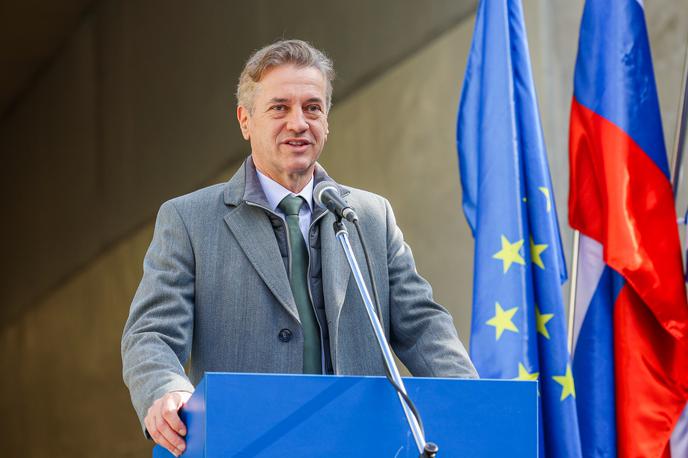 Robert Golob | V intervjuju je predsednik vlade med drugim spregovoril o ključnih dosežkih njegovega mandata in ukrepih, ki med nekaterimi veljajo za nepriljubljene, o zaključku predvolilne kampanje, vstopu v politiko, očitkih opozicije, razliki med zdajšnjo in prejšnjimi koalicijami ter prihodnosti Slovenije. | Foto STA