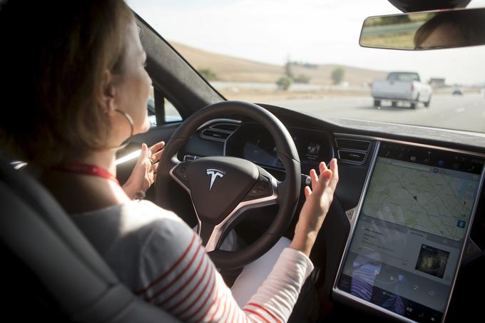 Kljub vse bolj napredni tehnologiji so tako imenovani samovozeči avtomobili danes šele zametek tehnologije prihodnosti. Voznik mora biti še vedno povsem osredotočen na promet okrog sebe in imeti roke na volanskem obroču. | Foto: Reuters