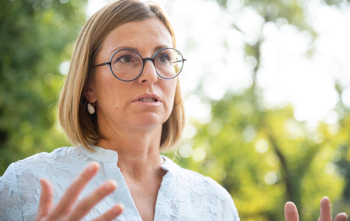 Simona Felser | Simona Felser, direktorica agencije za varnost prometa, je v ponedeljek pojasnila, da v obstoječem sistemskem okviru ne vidi realnih možnosti za uresničitev vizije agencije in da je bila odločitev o odhodu skrbno premišljena. | Foto STA