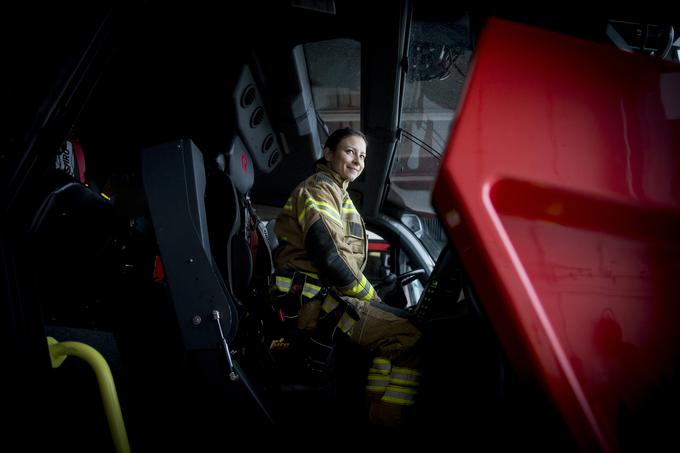Vedno več je gasilk, ki opravljajo tudi izpite za vožnjo vozil C-kategorije. Ena od teh je poklicna gasilka Anuška Mandeljc, ena od treh poklicnih gasilk v Sloveniji, ki skupaj s kolegi dela na brniškem letališču.  | Foto: Ana Kovač