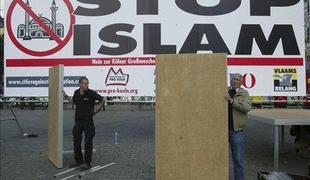 V Kölnu protesti skrajnih desničarjev in levičarjev