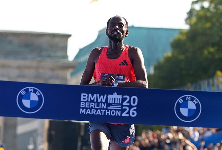 Adola je za več kot minuto in pol zgrešil rekord berlinskega maratona, ki ga je jeseni 2023 z 2:01:09 tekla kenijska legenda Eliud Kipchoge. | Foto: Guliverimage