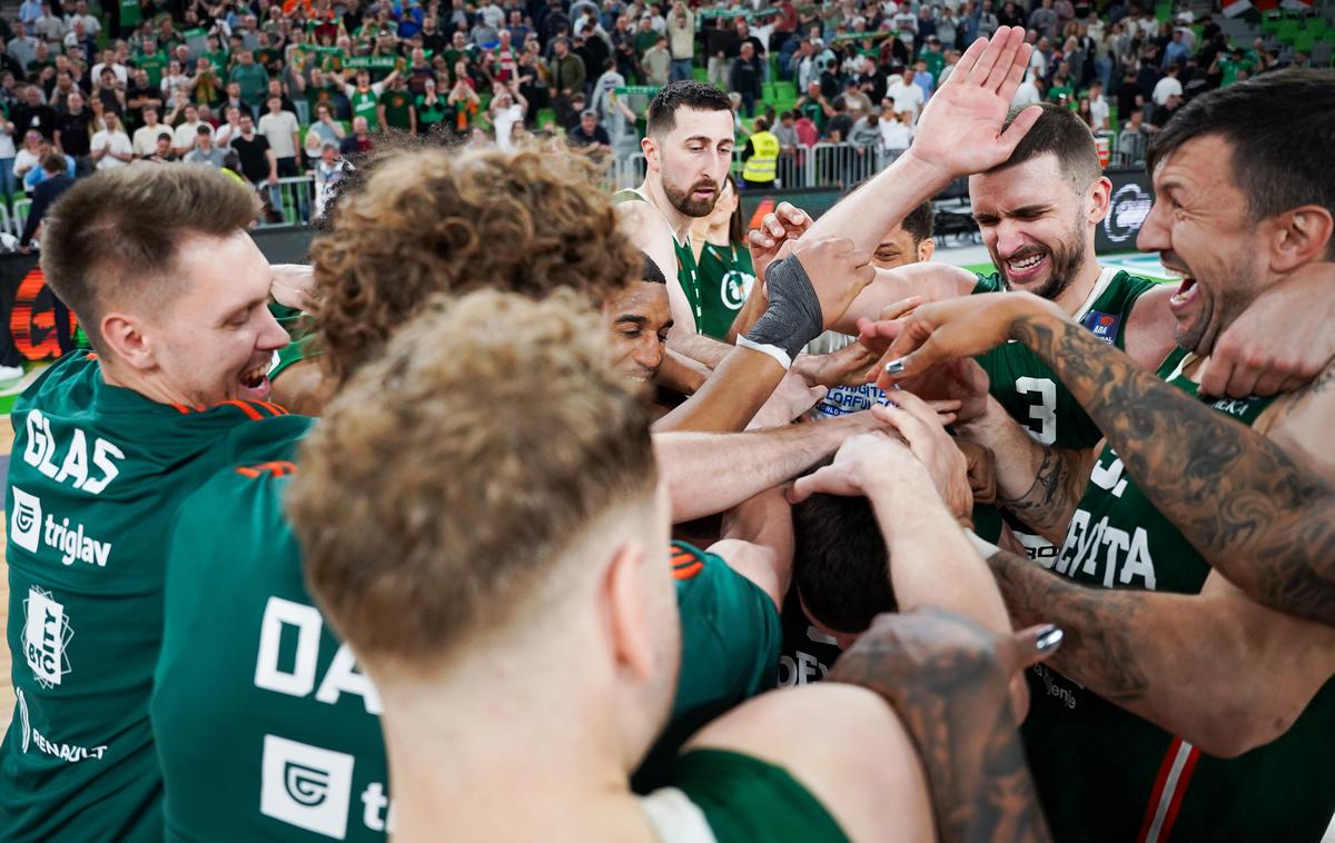 Cedevita Olimpija | Soigralci so po zmagi slavili junaka Alekseja Nikolića. | Foto Filip Barbalić