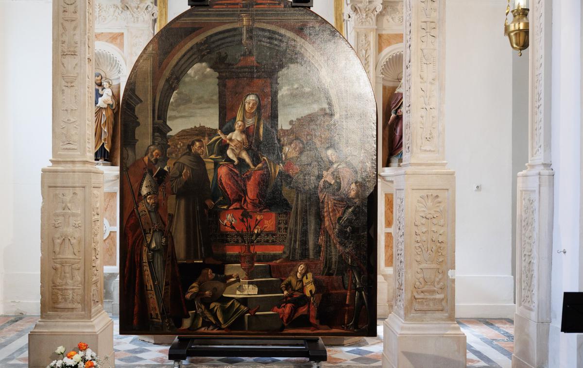 Carpaccieva Marija z detetom | Carpaccio je glavno oltarno sliko naslikal na prošnjo piranskega samostana sv. Frančiška leta 1518. Na umetnini je mogoče videti Marijo na tronu z detetom, okoli njiju pa so svetniki Frančišek Asiški, Anton Padovanski, Klara, apostol Peter in zavetnik Pirana sveti Jurij. | Foto Nebojša Tejić/STA