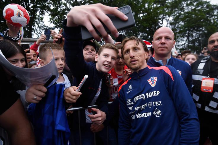 Zmagovalec lige prvakov Luka Modrić se mora navijačev skoraj otepati. | Foto: Guliverimage