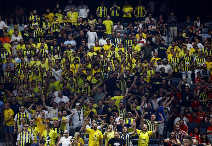 Navijači Fenerbahčeja v Abu Dabiju. | Foto: Reuters