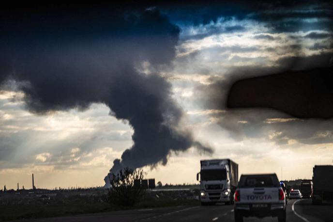 Odesa, Ukrajina, Rusija, eksplozija | Pristaniško mesto Odesa je tako rekoč od začetka ruske invazije Ukrajine redna tarča obstreljevanja. Na fotografiji dim, ki se je iz pristanišča v Odesi vil po ruskem raketnem napadu 19. aprila letos.  | Foto Guliverimage