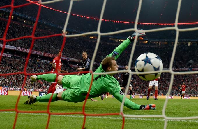 Manuel Neuer je moral v drugem polčasu dvakrat po žogo v svojo mrežo. Obakrat po strelih Ronalda. | Foto: Guliverimage/Getty Images