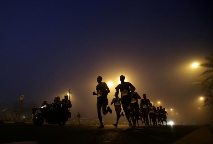 26. januar: skupina vodilnih maratoncev na maratonu v Dubaju v Združenih arabskih emiratih. | Foto: Reuters