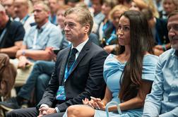 Zaokrožil plakat, ki poziva k uboju Roberta Goloba in Tine Gaber Golob. Štrancar vpletenost zanika.